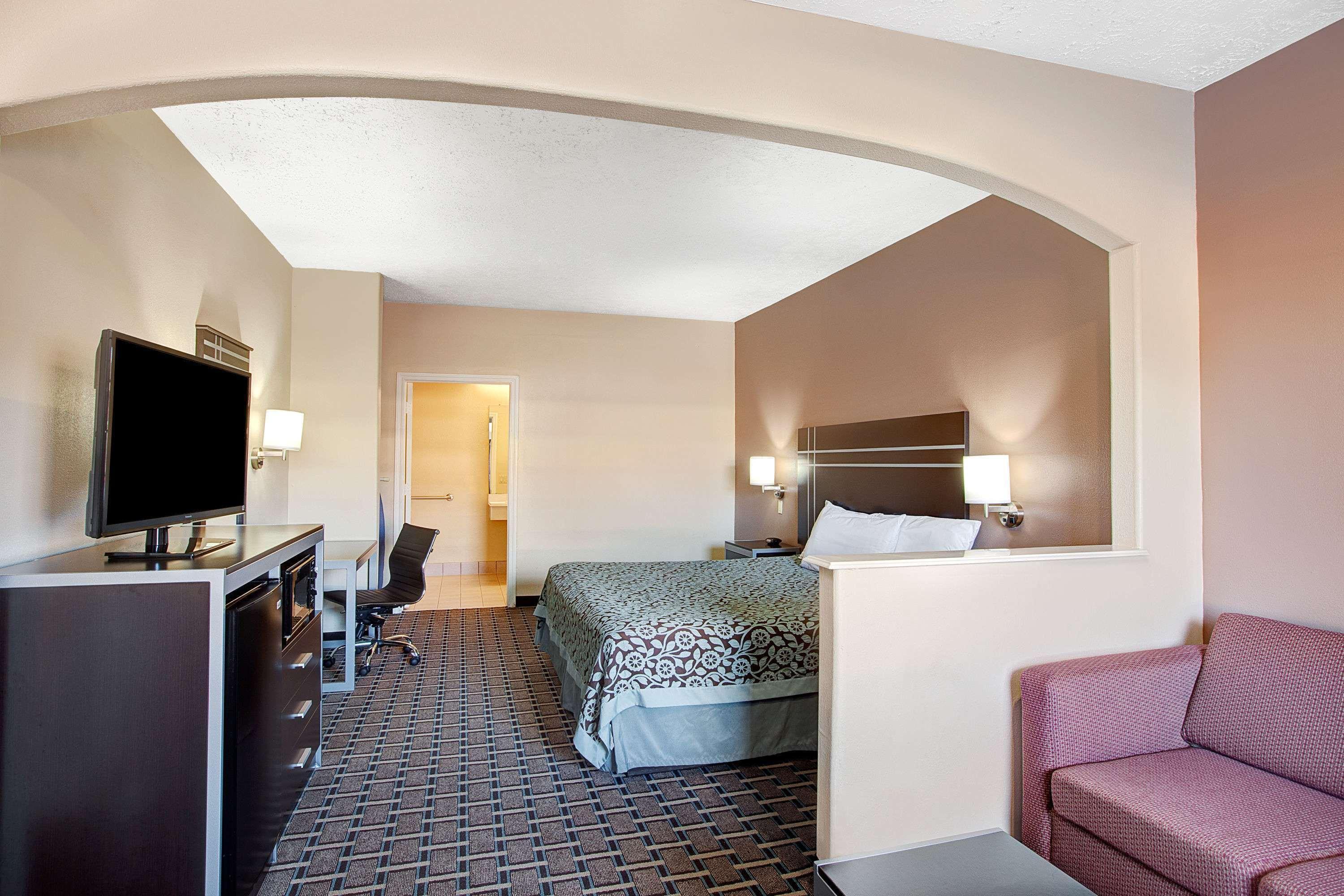 Days Inn & Suites By Wyndham Houston North - Spring Exterior photo
