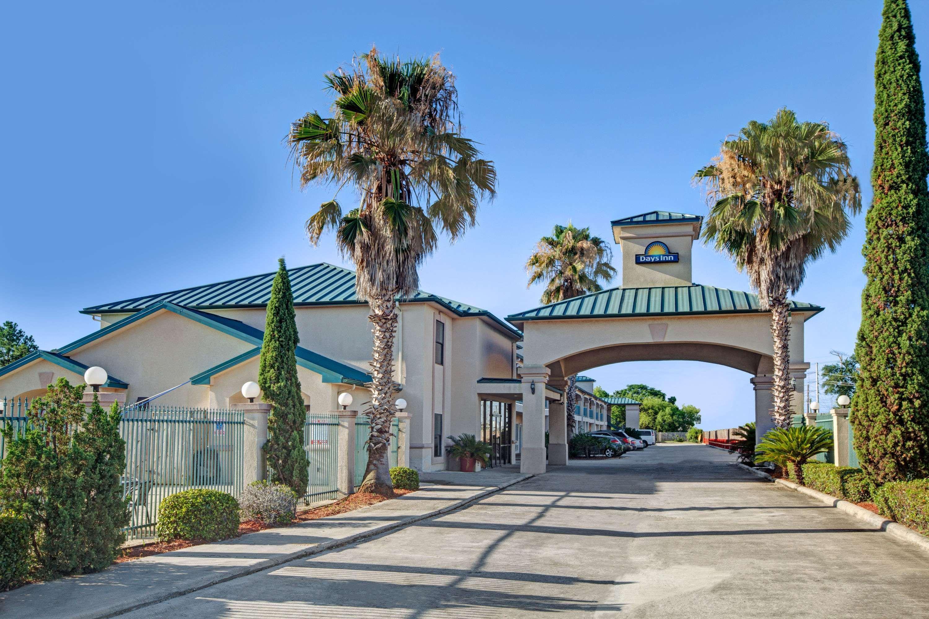 Days Inn & Suites By Wyndham Houston North - Spring Exterior photo
